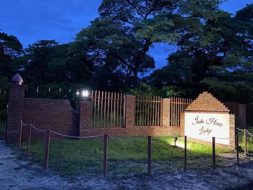 Juda Haus Lodge Katima Mulilo ภายนอก รูปภาพ