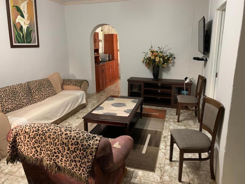Juda Haus Lodge Katima Mulilo ภายนอก รูปภาพ