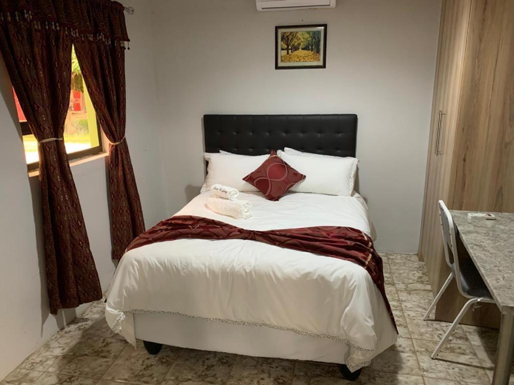 Juda Haus Lodge Katima Mulilo ภายนอก รูปภาพ